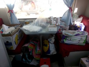 Packen von Notfallpacks im Wohnwagen